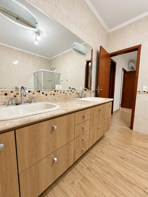 Banheiro com gabinete planejado, casa à venda no Condomínio Magnólias I em Araraquara
