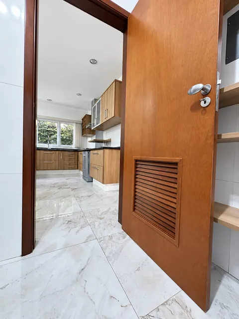 Acesso à cozinha planejada, casa à venda no Condomínio Magnólias I em Araraquara