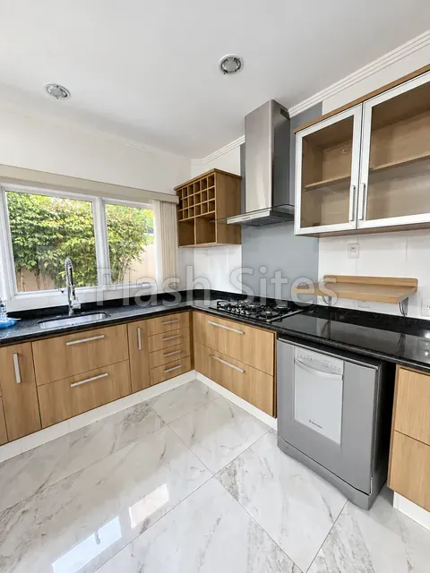 Cozinha planejada com coifa e cooktop, casa à venda no Condomínio Magnólias I em Araraquara