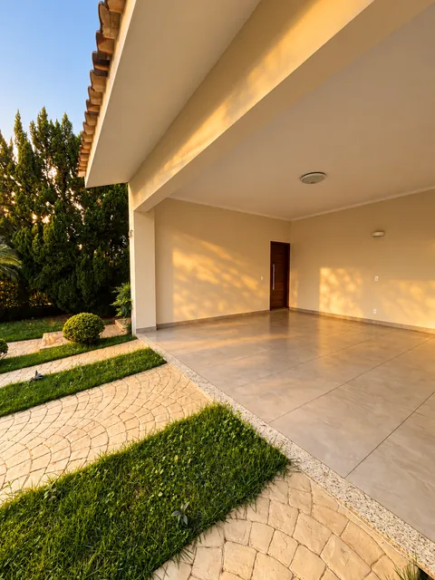 Garagem coberta com vista para o jardim, casa à venda no Condomínio Magnólias I em Araraquara