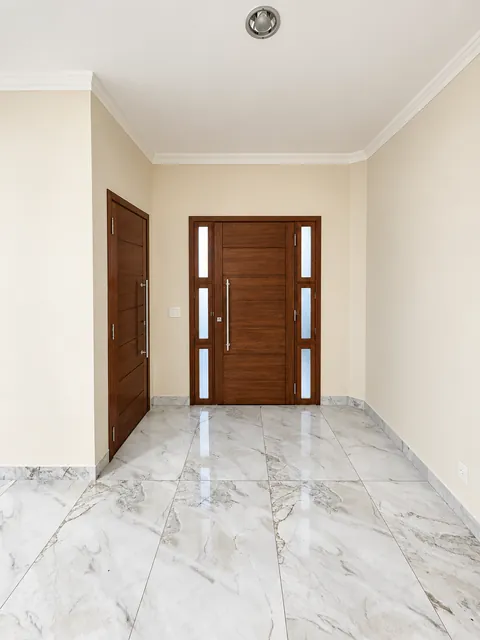 Hall com porta principal em madeira, casa à venda no Condomínio Magnólias I em Araraquara