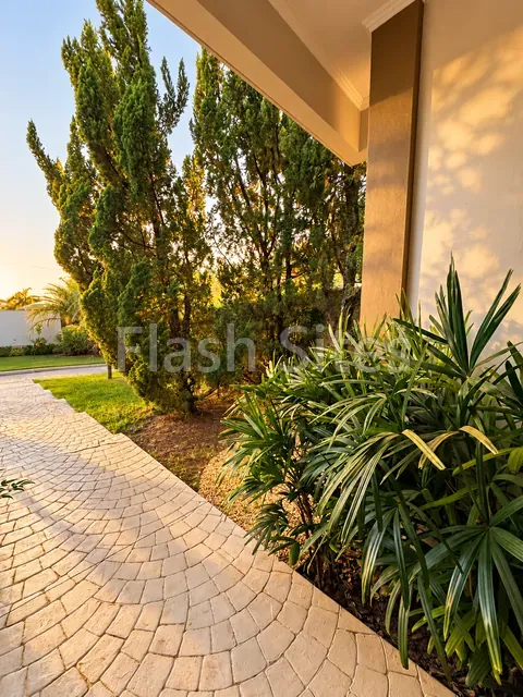 Jardim na entrada, casa à venda no Condomínio Magnólias I em Araraquara