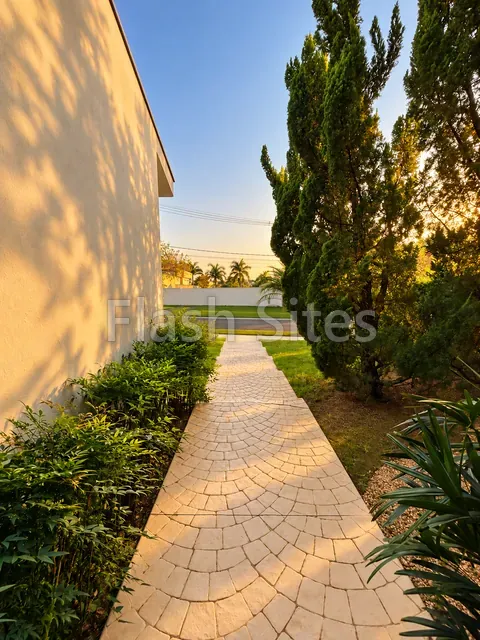 Jardim lateral, casa à venda no Condomínio Magnólias I em Araraquara