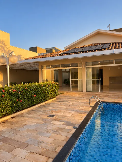 Piscina aquecida junto ao deck e à área gourmet, casa à venda no Condomínio Magnólias I em Araraquara