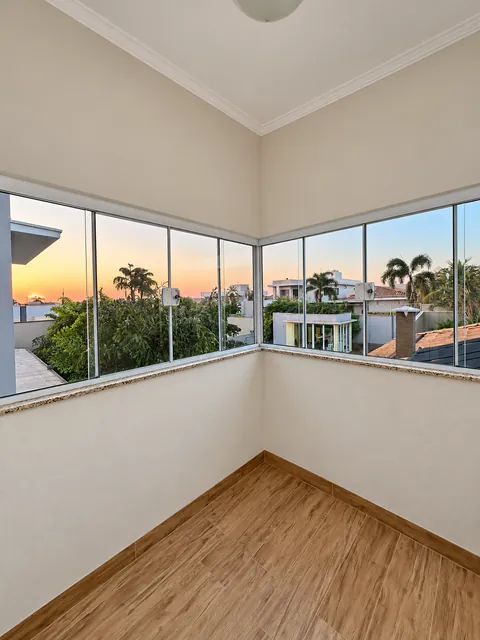 Sacada envidraçada da suíte, casa à venda no Condomínio Magnólias I em Araraquara